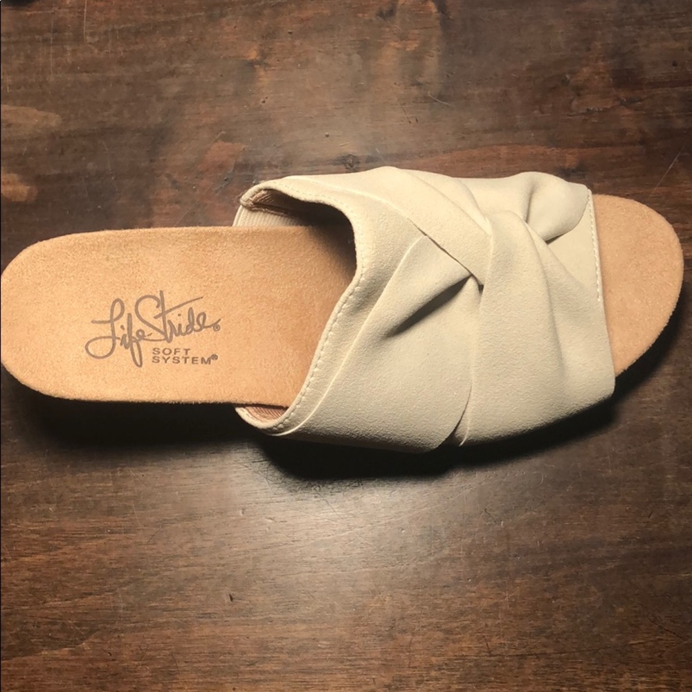 Super soft faux suede slip on sandals in bone 🦴.